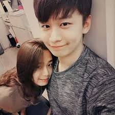 Tưởng 'bế quan' luyện game, Jiyeon (T-ara) bất ngờ cùng anh trai ruột 'đánh  úp' fan