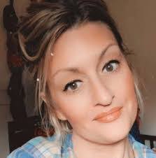 Melissa Slater's Instagram, Twitter & Facebook