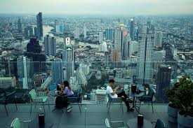 Mirante de vidro a 314 metros de altura atrai turistas em Bangkok ...