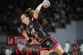 She participated at the 2009 world women's handball championship in china, winning a silver medal with the french team. Ana Gros Va Quitter Brest Cleopatre Darleux Dans L Attente L Equipe