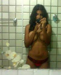 Indian girl capturing her naked pics in shower - Toutes les photos