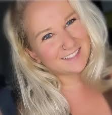 Sarah Langer's Instagram, Twitter & Facebook