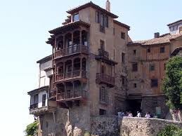 Procedente de un viejo palacete, la portada exterior de las casas colgantes es renacentista; Cuenca Y Las Casas Colgadas