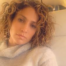 Look Jennifer Lopez Shows Off Her Short Curly Hair Medium Curly Hair Styles Jennifer Lopez Hair Curly Hair Styles Naturally