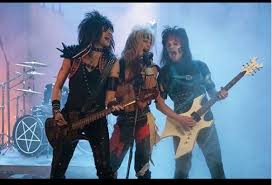 Motley crue a lansat prima piesă de pe coloana sonoră a filmului despre trupă. Motley Crue Teases The Dirt With Machine Gun Kelly Rock Pasta