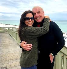 Other than her role in the wcw, barlow has done some pretty cool things. Ric Flair 71 Verneint Covid 19 Sagt Aber Seiner Frau Wendy Barlow Kampft Gegen Die Krankheit Aktuelle Boulevard Nachrichten Und Fotogalerien Zu Stars Sternchen