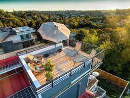 Rumah yang minimalis, unik dan simple, pasti membuat penghuni rumah selalu ingin memperindah rumah mungil ini. Percantik Rooftop Inilah Langkah Langkahnya