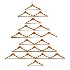 Deco De Noel A Faire Soi Meme Un Sapin De Noel Avec Des Cintres Noel Minimaliste Deco Vitrine Noel Sapin De Noel Original