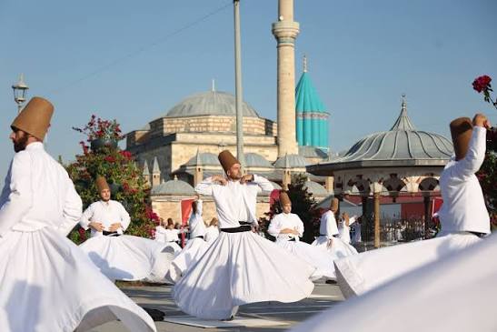 Konya B&uuml;y&uuml;kşehir Belediyesi tarafından d&uuml;zenlenen 23. Uluslararası Konya Mistik M&uuml;zik Festivali g&ouml;rkemli bir a&ccedil;ılış programıyla başladı. Mevlana Meydanı'nda &ldquo;Sem&acirc; ya Sel&acirc;; Niyaz Mukabelesi&rdquo; temasıyla d&uuml;zenlenen programda onlarca semazenin icra ettiği ...