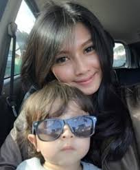 Aktor yang terkenal sejak 2012 ini hingga kini masih aktif lho di dunia entertainment. 5 Seleb Meninggal Dunia Saat Anak Masih Balita