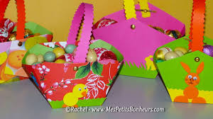 Divisez la pâte en 2 ou 3 parties pour faciliter le travail. Bricolage Petit Panier En Papier A Fabriquer Pour Les Oeufs De Paques Panier En Papier Bricolage Paques Oeufs De Paques