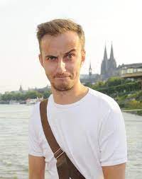 Originally from toronto, currently based in london. Wer Ist Jan Bohmermann B Z Berlin