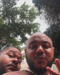 obrigado por segurar a minha mão em meio às minhas crises de ansiedade e  por tudo mais que só a gente sabe e entende. te amo gigante ❤️