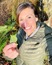 Free Backyard and Neighborhood Plants Mini E-Course! Join us at  https://www.nicoleapelian.com/plants-mini-ecourse/ My hope is that putting  these backyard plants together like this will help you use these plants in  your daily life