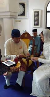 Sultan of selangor, sultan sharafuddin idris shah (left) has married rtm news reader norashikin abdul rahman (right) at the royal mosque of istana alam shah in klang on august 31. 2 Gambar Sultan Selangor Nikah Norashikin Abdul Rahman Di Masjid Istana Diraja