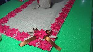 Caminho De Mesa De Juta Para O Natal Juta Trilho Caminho De Mesa Com Juta Para O Natal Em 2020 Com Imagens Caminho De Mesa Natal Sininho