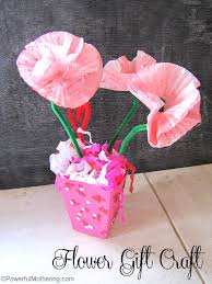 Lia paired her cupcake liner peonies with her paper flower blooming branch to create this lovely diy centerpiece. Flower Gift Craft