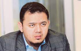 Ustaz fathul bari mat jahaya adalah anak bekas mufti perlis, datuk mat jahaya hussin. Fathul Bari Menang