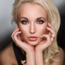 Julie Herold's Instagram, Twitter & Facebook