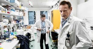 Att ta fram vaccin och läkemedel är en process som sker i flera steg, och vanligtvis tar det mer än fem år för att lågt räknat brukar processen att ta fram ett säkert och effektivt vaccin uppskattas till ett år. Svenska Vaccinforskaren Da Finns Ett Coronavaccin Redo Att Kopa For Alla Fokus