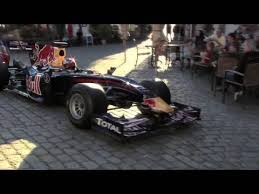 Diese autos sind von den ingenieuren auf sehr hohe geschwindigkeiten ausgelegt, weshalb sie auch sehr tief auf den belag liegen. Sebastian Vettel Mit Dem Formel 1 Boliden Durch Die Strassen Seiner Heimatstadt Youtube