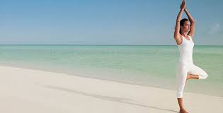 「The Best Beach Vacations to Get Your Yoga」的圖片搜尋結果