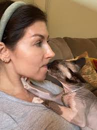 Mummy Pepper suckling the fluffy blanket whilst 5 month old Sprinkle  suckles mum! Mummy was spayed 2 months ago so no 🍼 🙈😻