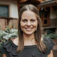 Tara Lund's Instagram, Twitter & Facebook