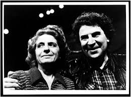 Maybe you would like to learn more about one of these? Fwtografia Ths Gynaikas Toy Mikh 8eodwrakh Kai Ths Mhteras Ths Anebase Sta Social Media H Margarita Thecaller