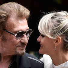 VOICI Laeticia Hallyday : la chose essentielle qu’elle a apportée à Johnny  avant sa mort