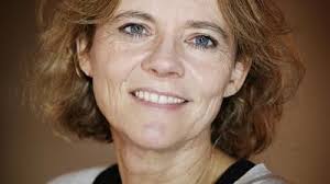 Cette jeune génération est sans doute plus porteuse de solidarité que la génération précédente. florence aubenas nous parle de l'engagement des jeunes. Grand Reporter Au Coin De La Rue
