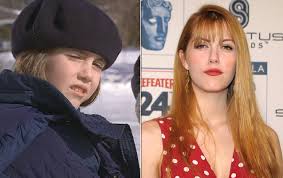 Samantha (geena davis), lehrerin in einer kleinstadt und mutter einer tochter, kann sich an nichts erinnern, was länger als acht jahre her ist. Todliche Weihnachten Das Machen Die Darsteller Heute