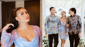 Awkarin banyak memiliki penggemar tetapi banyak juga yang membencinya. Mesra Gandeng Sabian Tama Gangga Di Nikahan Sarah Gibson Awkarin Banjir Pujian Akur Bareng Mantan Tribunnewsmaker Com