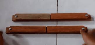 Meja ini hanya menggunakan 2 buah kaki dan bagian ujung meja lainnya dipasang engsel dan suppor yang menempel di tembok ataupun meja lainnya. Yuk Kenali Cara Membuat Meja Belajar Lipat Yang Simpel