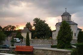 Curtea de argeș este un oraș în județul argeș și are 26.572 de locuitori. Despre Curtea De Arges Romania Prezentare Imagini Informatii Turistice Si Detalii Despre Statiunea Curtea De Arges