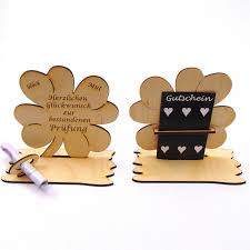 Herzliche glückwünsche zur bestanden prüfung und alles gute für deine beruflichen pläne. Kleeblatt Geldgeschenk Zur Bestandenen Prufung Holz 11 7 Cm Personalisiert Geschenk