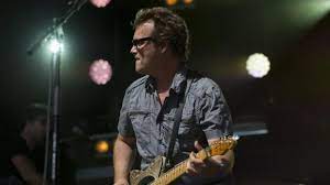 Aujourd'hui, je vais davantage à l'essentiel, les titres sont plus simples et plus directs. Axel Bauer J Ai Failli Mourir C Est Un Rappel A L Ordre Alors Que Le Succes Nous Fait Ressentir Comme Des Surhommes