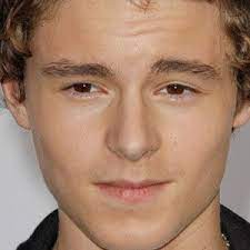 Callan ryan claude mcauliffe is an australian actor, known for his roles as bryce loski in flipped and sam goode in i am number four. Callan Mcauliffe Bio Family Trivia Famous Birthdays