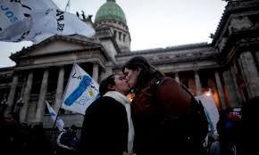 Durante el tiempo en el que este enlace era ilegal, las parejas homosexuales seguían manteniendo relaciones sentimentales sin necesidad de un acta de matrimonio, simplemente se unieron civilmente o de hecho, todo de. Limagay Net El Matrimonio Gay Ya Es Legal En Argentina El Senado Dio Aprobacion Definitiva