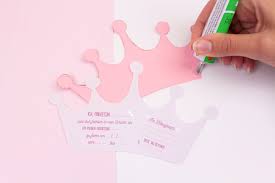 Die krone auf den rosa karton kleben, den ausgedruckten und schön ausgeschnittenen text über den unteren rand. Einladungskarten Prinzessinnen Krone Diy Bastelideen Esistmeins