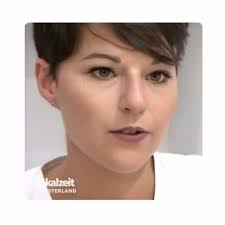 Dunkelrot: Lena Peter im Awesome People Club entdecken