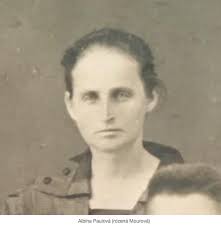 I'm trying my luck. These are my great-aunts, my great-grandfather's  sisters. Around 1920 they emigrated from what was then Hungary, later  Czechoslovakia, and now Slovakia from the village of Tušice to America.