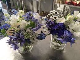 Tischdekoration Blumenstrauss In Blau Weiss Dekoration Hochzeit Tischdekoration Weisse Rosen