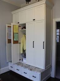 Mudroom Lockers Love The Corkboards Inside The Doors Butorotletek Tarolasi Otletek Otthoni Lakberendezes