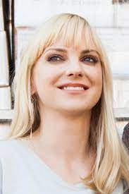 Anna faris is an american actress, producer, model, comedian, and singer. Anna Faris Wikipedia