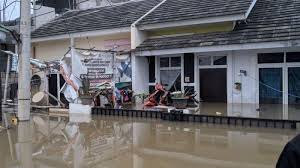 Situs jual beli rumah dan properti di indonesia. Lelah Lahir Batin Warga Pasang Iklan Rumah Ini Dijual Dijamin Bebas Banjir Kalau Kagak Hujan Tribunnews Com Mobile