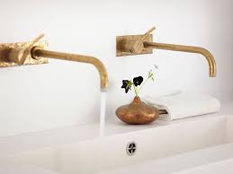 Das Badezimmer Ziert Die Armatur Vola Von Arne Jacobsen In Messing A Href Http Www Vola Com Target Badezimmer Messing Badezimmer Badezimmer Gestalten