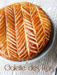 Sur un lit de pâte feuilletée, le chef commencera par coucher une crème d'amandes. La Galette Des Rois A La Frangipane Recette De Cyril Lignac Recette Galette Des Rois Frangipane Recette Galette Des Rois Galette Des Rois Cyril Lignac