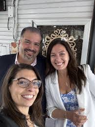 Cara Hinkle's Instagram, Twitter & Facebook