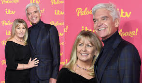 Phillip schofield lost his floppy locks as his wife stephanie lowe gave him a haircut in their family house. Phillip Schofield Moves Out Of Home With Stephanie Lowe